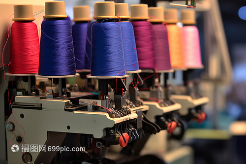 縫紉機(jī)上的細(xì)致紗線 紡織品的藝術(shù)與匠心